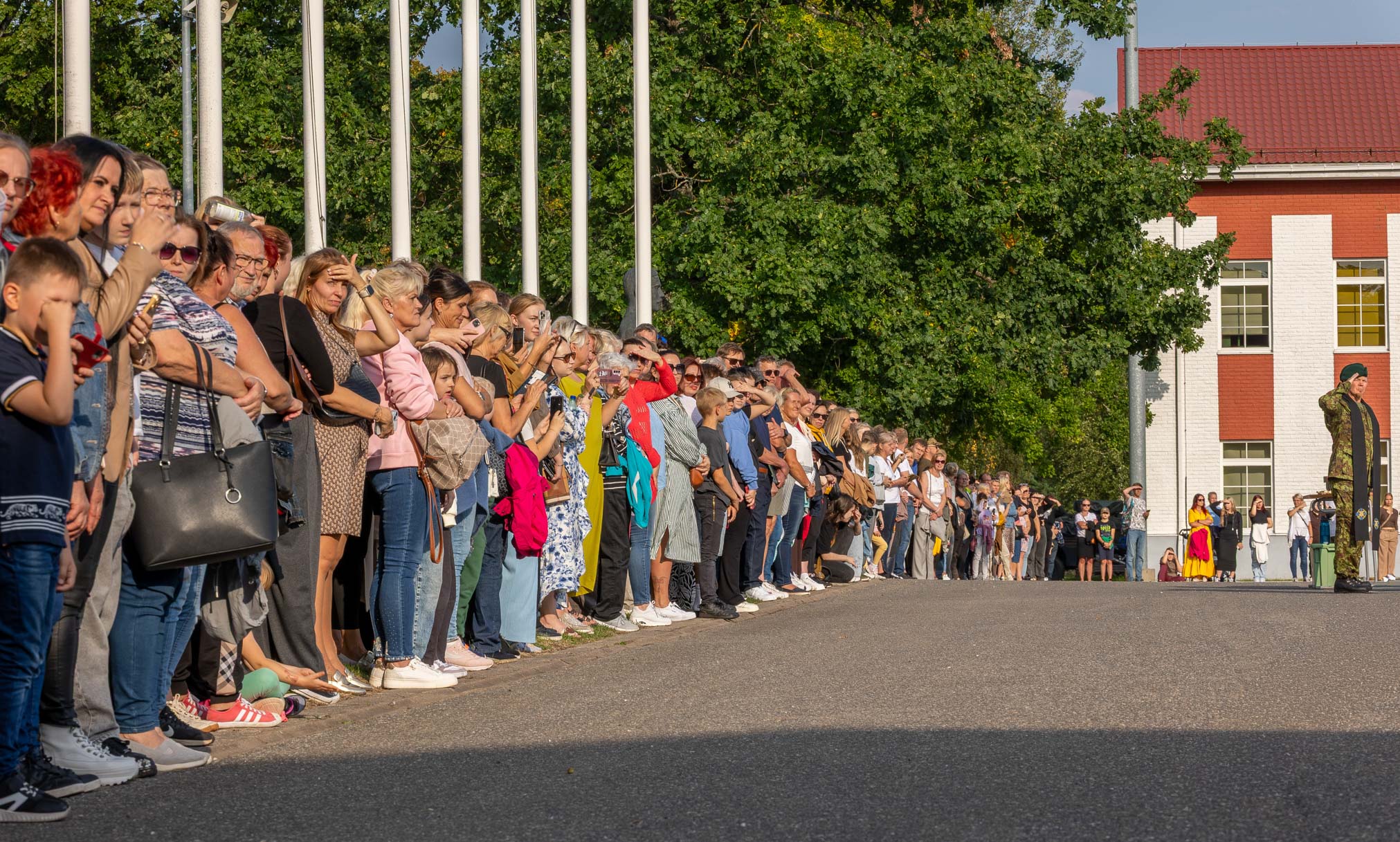 FOTOD Sõduri baaskursuse lõputseremoonia tõi Taara linnakusse rekordarvu külastajaid